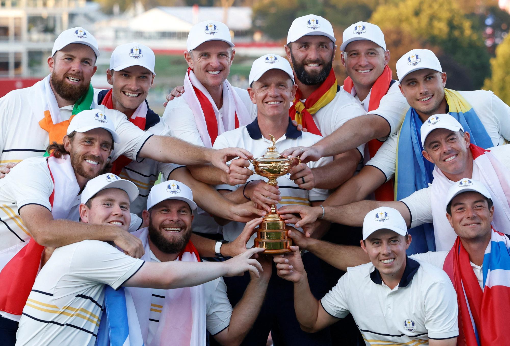 Golf - The 2025 Ryder Cup - Bethpage Black Golf Course, Farmingdale, New York, United States - September 28, 2025 Team Europe captain Luke Donald and his team pose with the trophy as they celebrate after winning the Ryder Cup REUTERS/Peter Casey