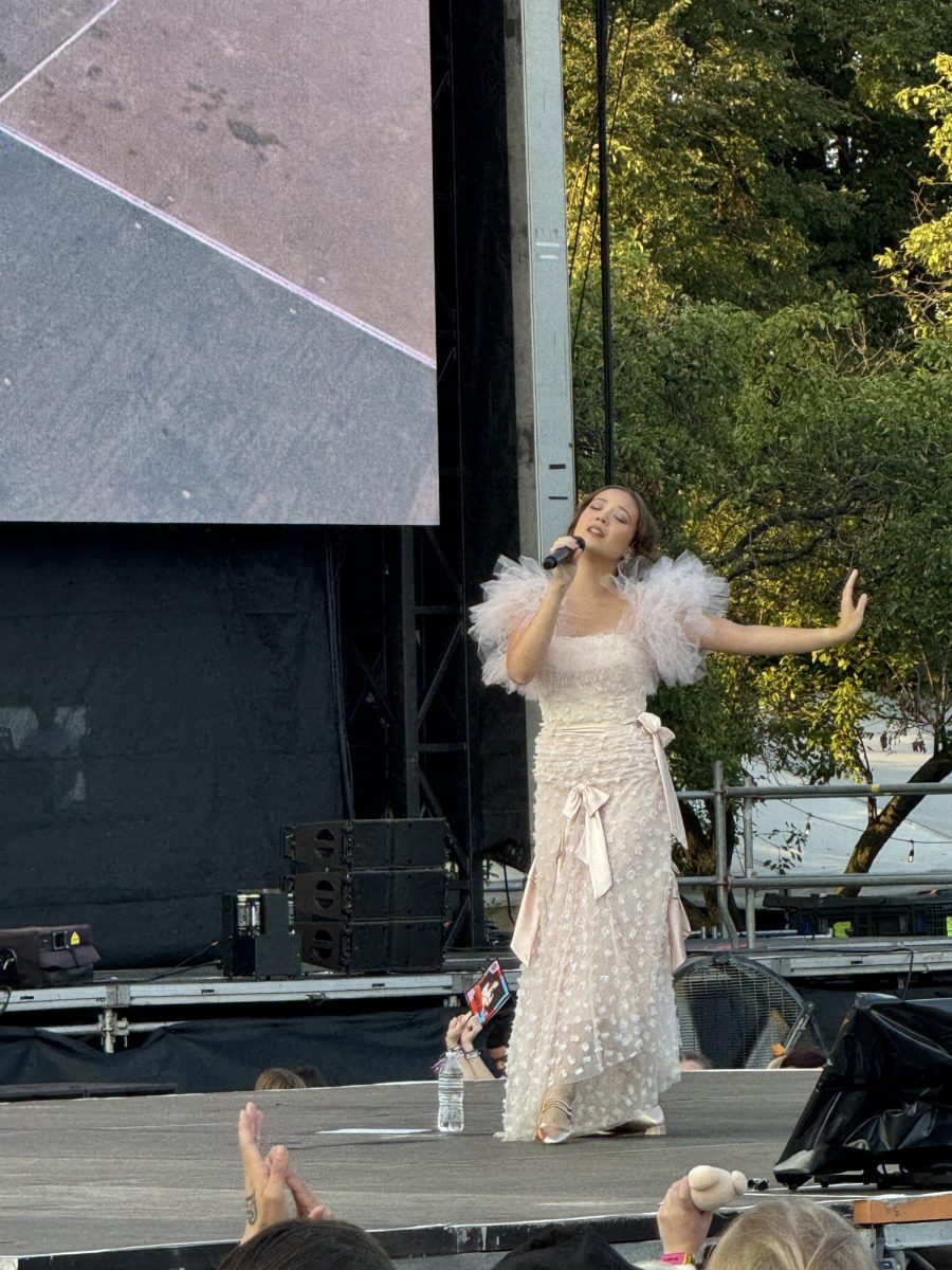 Laufey performing at Lollapalooza in Chicago on August 2nd 2024, CC BY-SA 4, via Wikimedia Commons