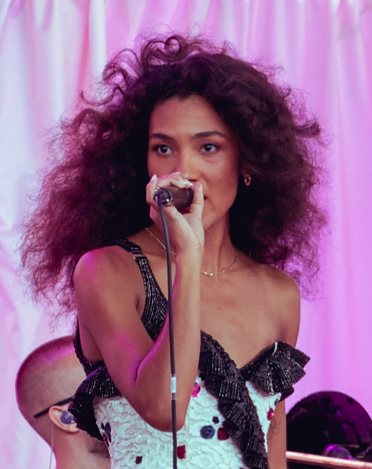 Olivia Dean at BST Hyde Park, CC BY 4.0,  via Wikimedia Commons