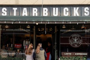 Customers wait to enter one of the first Starbucks stores at Pike Place Market in Seattle, Washington, U.S., November 12, 2025. REUTERS/Matt Mills McKnight